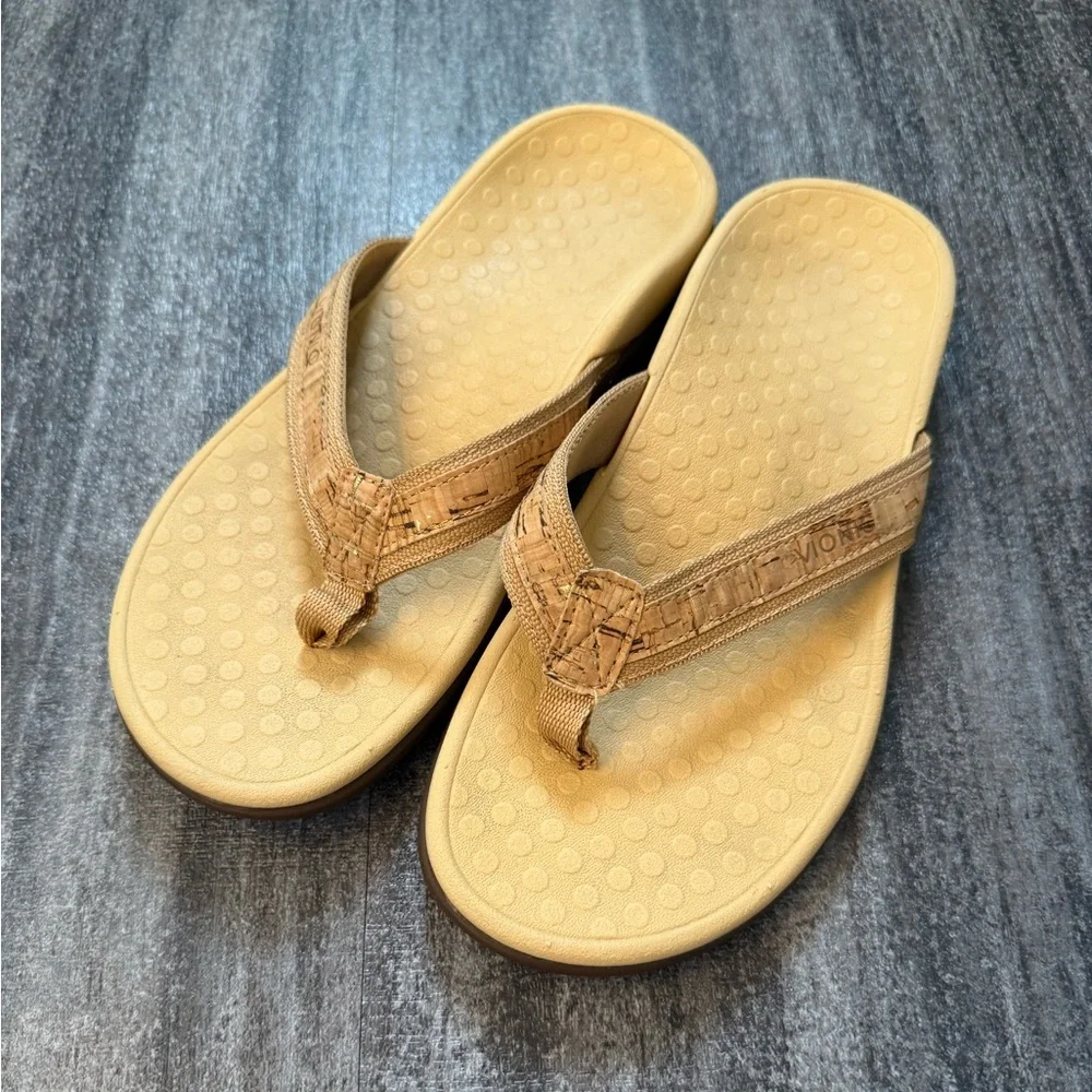 Vionic tan flip flop sandals